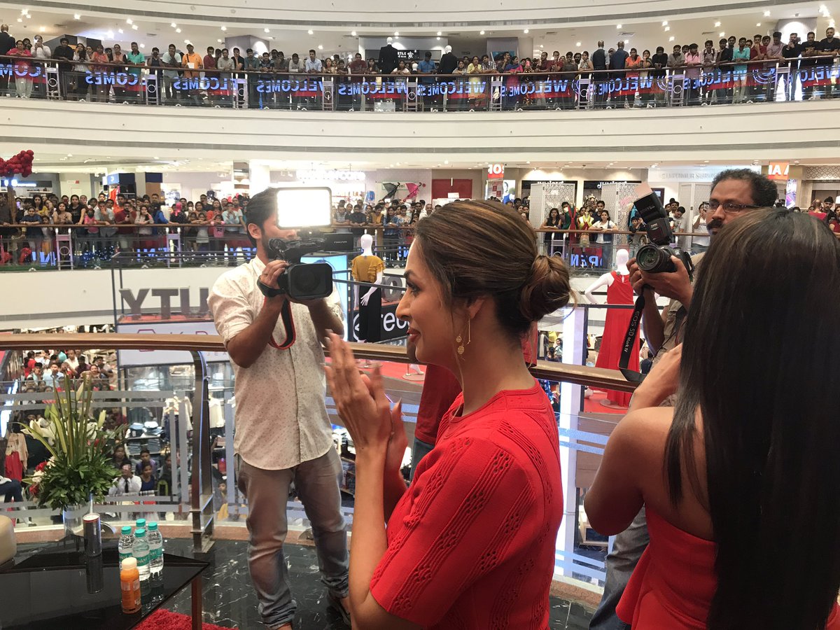 pawansrd's tweet photo. #VashiGoesRed with #MalaikaArora @centralandme https://t.co/ryggn2RZPs