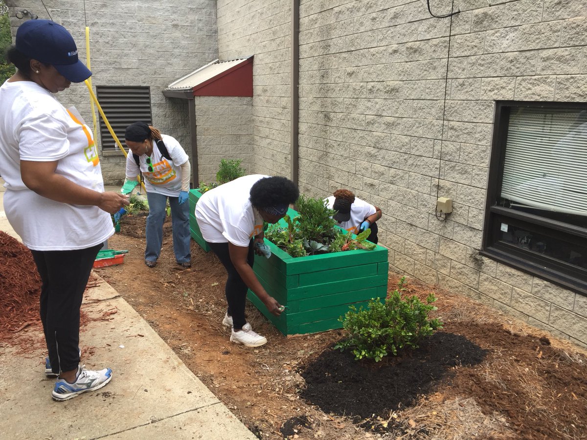CSX's tweet photo. Today we’re building planters & planting #flowers to brighten a local school campus. #CSXCommunity #TeamCSX @HillsideATL @Act4HlthyKids https://t.co/PaxIn5DYeR
