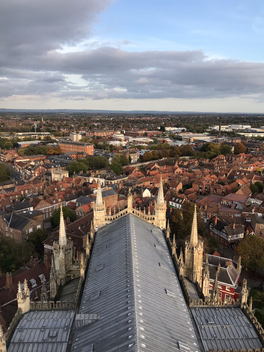 MONSTRAVEL's tweet photo. La Catedral de York impresiona desde arriba y desde abajo.Las mejores vistas de la ciudad 😍#OMGB #LoveGreatBritain #ExploraGB #yorkadventure https://t.co/ZEG5Gw6fNc