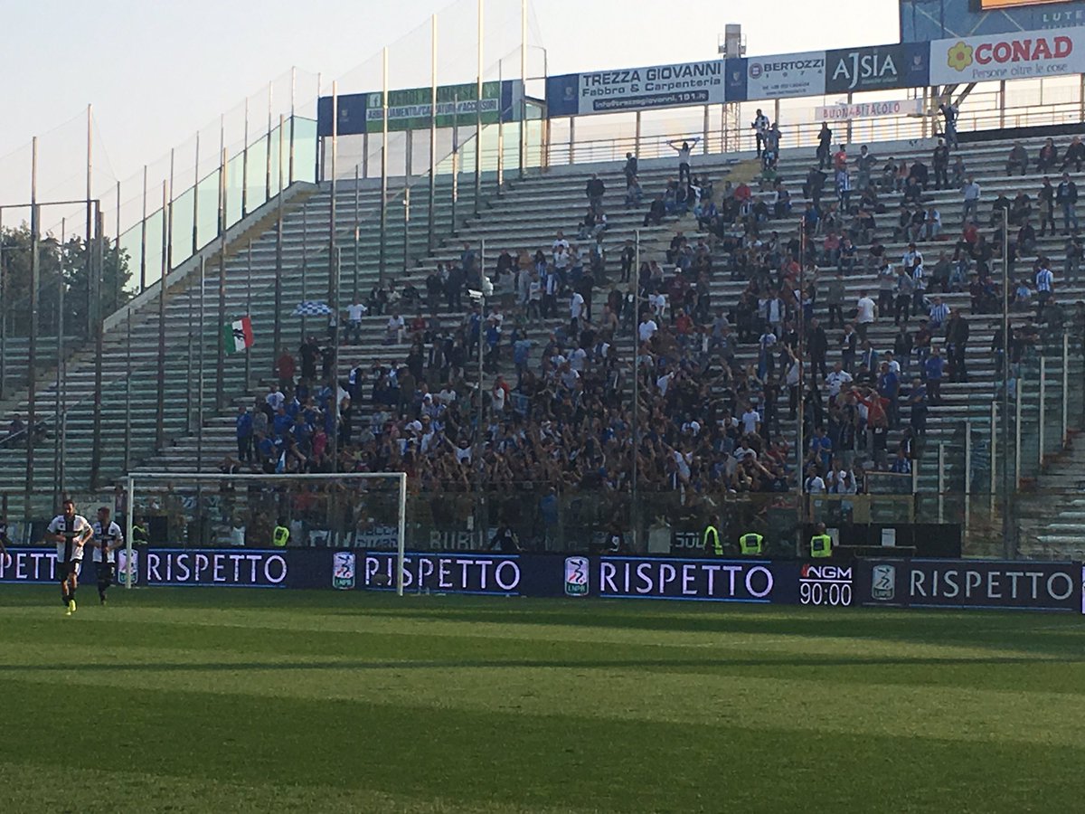 PescaraCalcio's tweet photo. #ParmaPescara #PARPES @Lega_B finisce 1-0 per i #BiancAzzurri https://t.co/qBLBXbQm5p