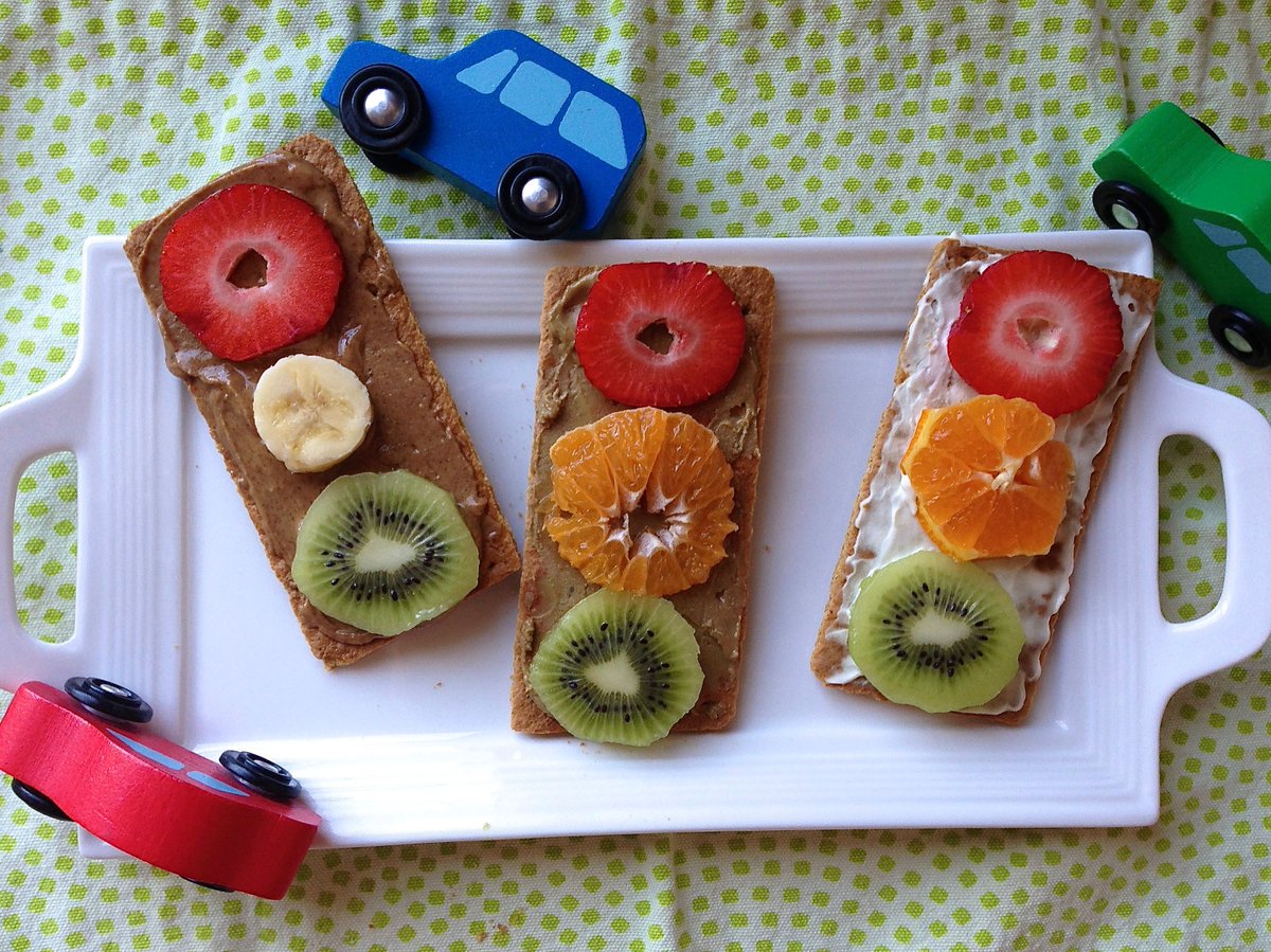 YummySprout's tweet photo. Beep-Beep, healthy snack coming through...Stoplight snacks FTW https://t.co/LuAcs5D34M https://t.co/anshWuStS5