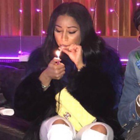 Smooking_s's tweet photo. Ariana isn’t smoking someone photoshopped her face, it’s Nicki lol https://t.co/sSyY1yg8F3