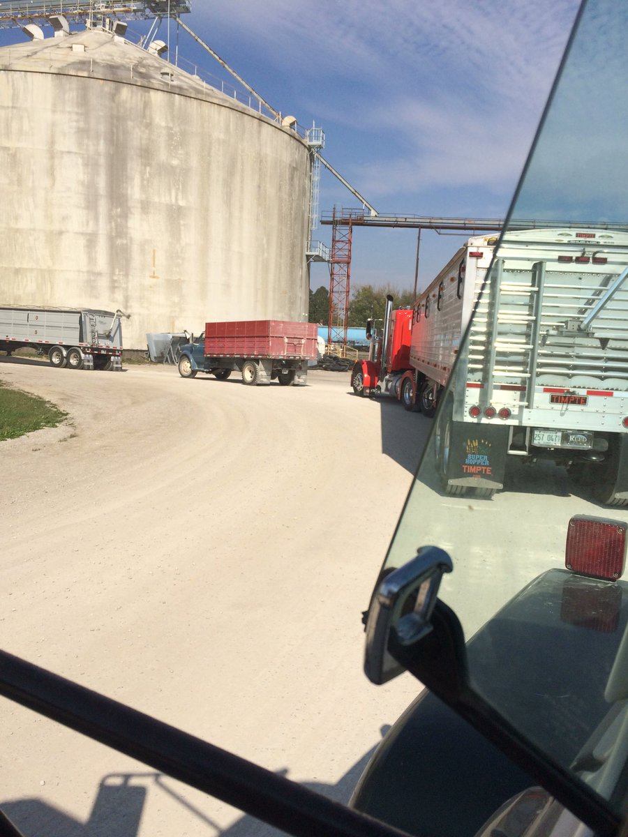 allenlevic's tweet photo. Super truckin’ 400 bushels at a time. #smalltimefarming #LOADSTAR1600 #Harvest17 https://t.co/MbjuTDltSd