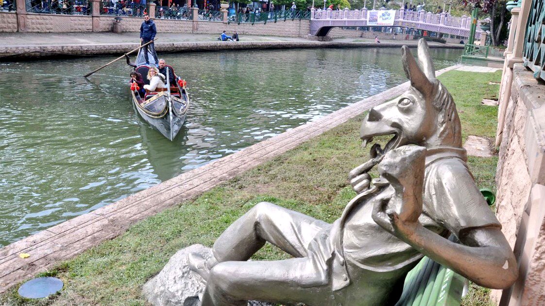 Öğrencisi bol ve eğitim düzeyi yüksek olan Eskişehir'de çevreyi kirletenlere karşı,bankta çekirdek çitleyen eşek heykeli yapıldı.
Yorumunuz?