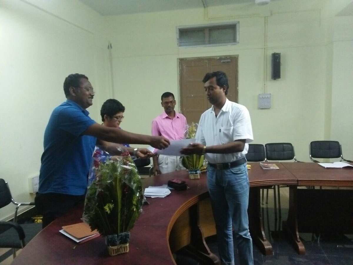 Our mechanic receiving training certificate from @MonaSrivastava9 at ITI, Kolkata.. @BaidyaMathura @BPCLimited