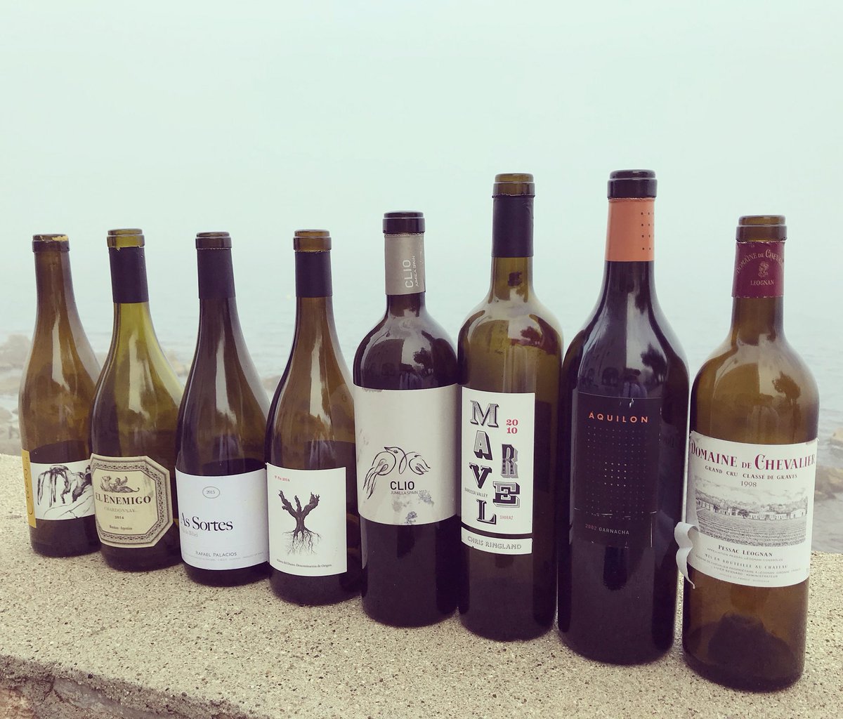 RafelSommelier's tweet photo. Pese a la niebla de hoy en l’Escala, a algunos clientes no se les ha nublado la vista y han acertado en su elección de vino 🍷✔️😜 #sommelier https://t.co/IzSOaNu6Nz