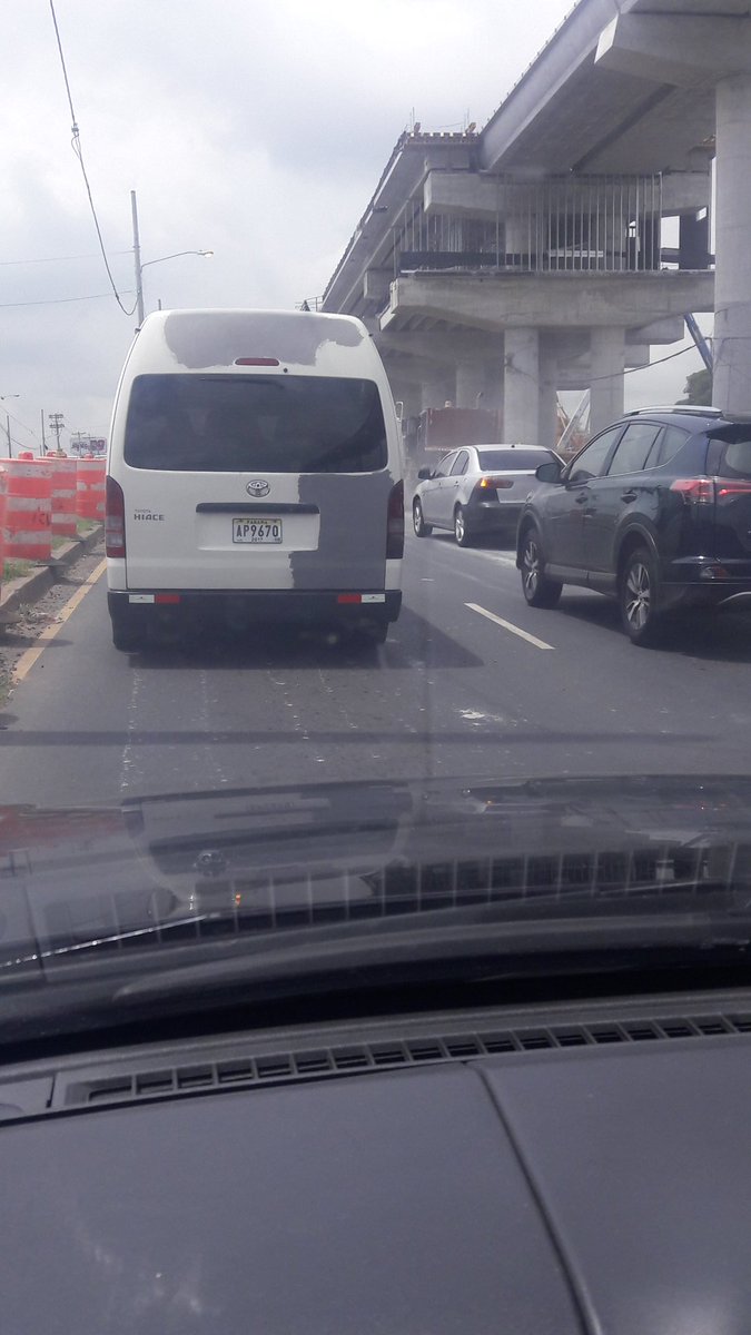 Kath_Gonzalez10's tweet photo. @ATTTPanama este piratita se le fue a un retén llegando a cochez de Tocumen. Los uniformados tocándole  el bus y Este no paró 🙈🙈🙈 https://t.co/VvKUpFLDzB
