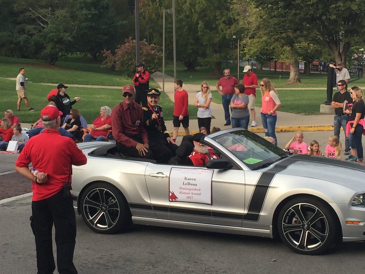UCM_Alum's tweet photo. Congratulations to Major General Karen LeDoux, who we honored with the 2017 Distinguished Alumni Award! #MulePride #ShowMeUCM #Homecoming https://t.co/KvTzzVT9Yf