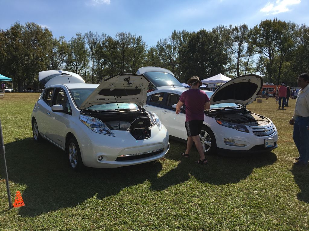 conwayecofest's tweet photo. EcoFest 2017 in action! We’re in Laurel Park until 4pm. Come see us! #CEF2017 https://t.co/aSUpNmeJfz