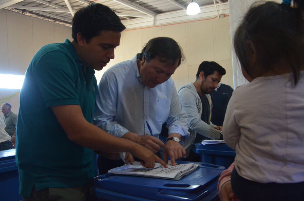 Alcalde <a href="/jcdiazavendano/">Juan Carlos Díaz A.</a> estuvo en la entrega de 200 contenedores de basura para las casas de la etapa 7 de Villa Bicentenario