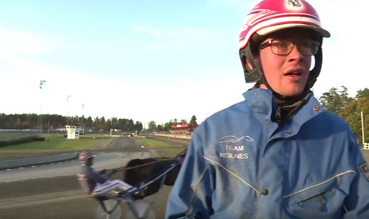 Følelsene tok overhånd for Henning Nygård da han fikk se passhesten Let's Take a Selfie vinne Oaks. Se V75 på 30min; beta.rikstoto.no/Nyheter/--det-…