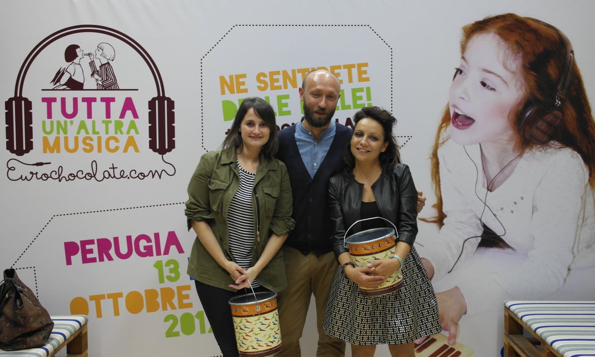 faceciok's tweet photo. Le prime due finaliste del #ChocoMusic contest ricevono golosi omaggi firmati #CostruttoriDiDolcezze dopo l’esibizione! #Eurochocolate 2017 https://t.co/IG31CK3uJ9