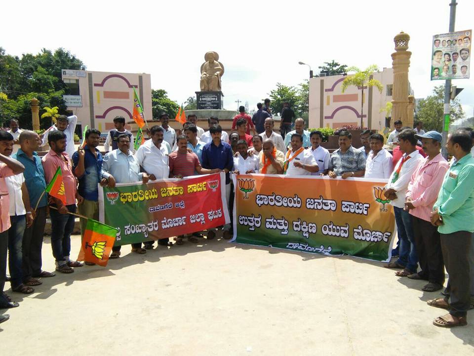 BJPdavanagere's tweet photo. ಮಾನ್ಯ ಪ್ರಧಾನಿಗಳಾದ ನರೇಂದ್ರ ಮೋದಿಯವರಿಗೆ ರೋಷನ್‌ ಬೆಗ್ ನಿಂದಿಸಿರುವುದನ್ನು ಖಂಡಿಸಿ ಪ್ರತಿಭಟನೆ https://t.co/Ud2ZwUbJdD https://t.co/K4ez6UkU88