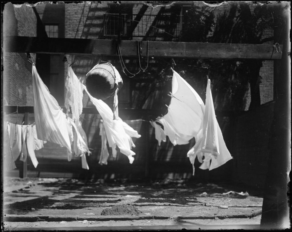 Udavich's tweet photo. Man Ray.
Flirting on the clothesline (Флирт на бельевой веревке).
https://t.co/ZzptChcOSG
#Man_Ray #фото #photograph #photo #art #retrо https://t.co/kdZsVj5Z2X