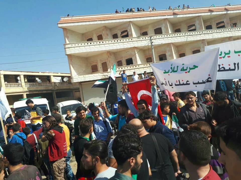 Burası #Suriye/Al Atārib kasabası..
Bölge halkı Türkiye'nin #idlip  gelişini coşku ile karşılıyor.
Beklenen olmak
#MazlumlarınUmuduOlmak bu