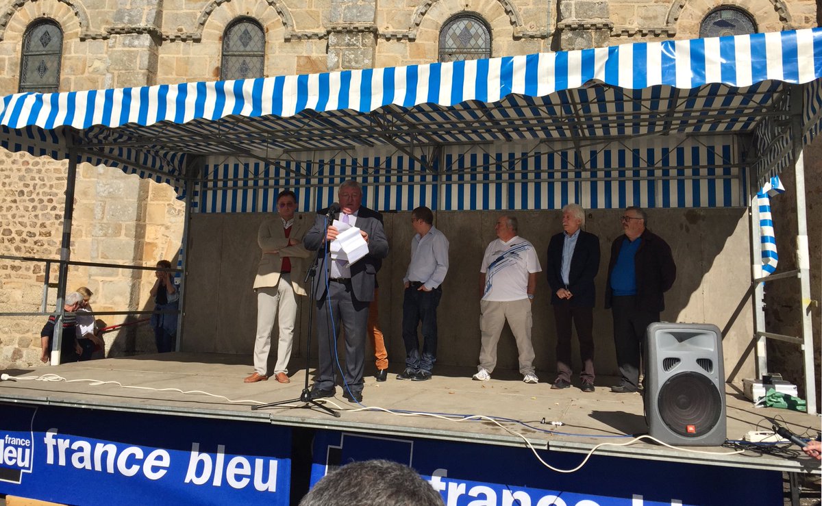 anthonyleroy63's tweet photo. Sur la commune de #Biollet pour la 30ème foire à la pomme de terre 🥔
Une journée au coeur des #Combrailles !
#Traditions #ruralité https://t.co/beqN2pzL8f