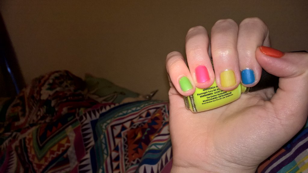 Drunken_Musings's tweet photo. #Todaysnails Neon colours with Matt top coat. #80sinspiredmanicure #Matttopcoat #Neon https://t.co/dXFIh2hu5d