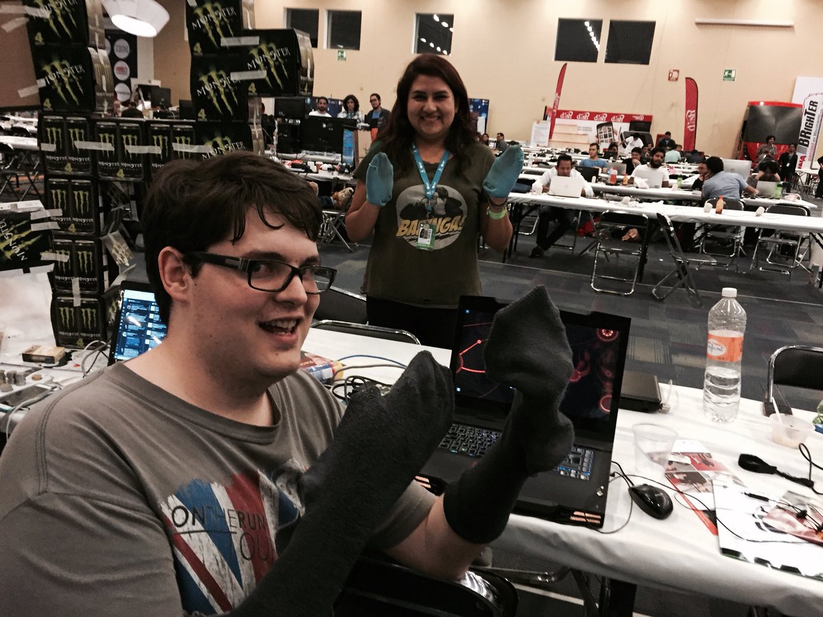 AayIbarraCpmx's tweet photo. #CPMX9aTodaMadre regalando cosas y vendiendo Monsters bara a la banda https://t.co/662sx6kwXc