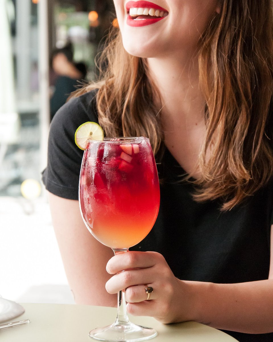 Nada más refrescante que un clericot preparado con limonada, lima, jugo de manzana, fruta y vino tinto de La Taninoteca ⚡️🍷