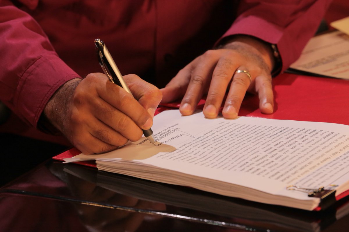 YVKE_Mundial's tweet photo. Presidente Maduro firmó contrato colectivo del sector salud https://t.co/6IoiYyq48E https://t.co/QQJPayLJLA