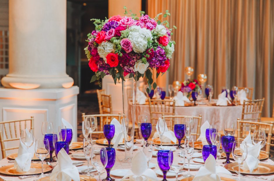 IDAROSEevents's tweet photo. Create an Insta-worthy statement with your #centerpieces by raising them off the table so they’re easily seen from the dance floor. #wedding https://t.co/t4P7TegZzr