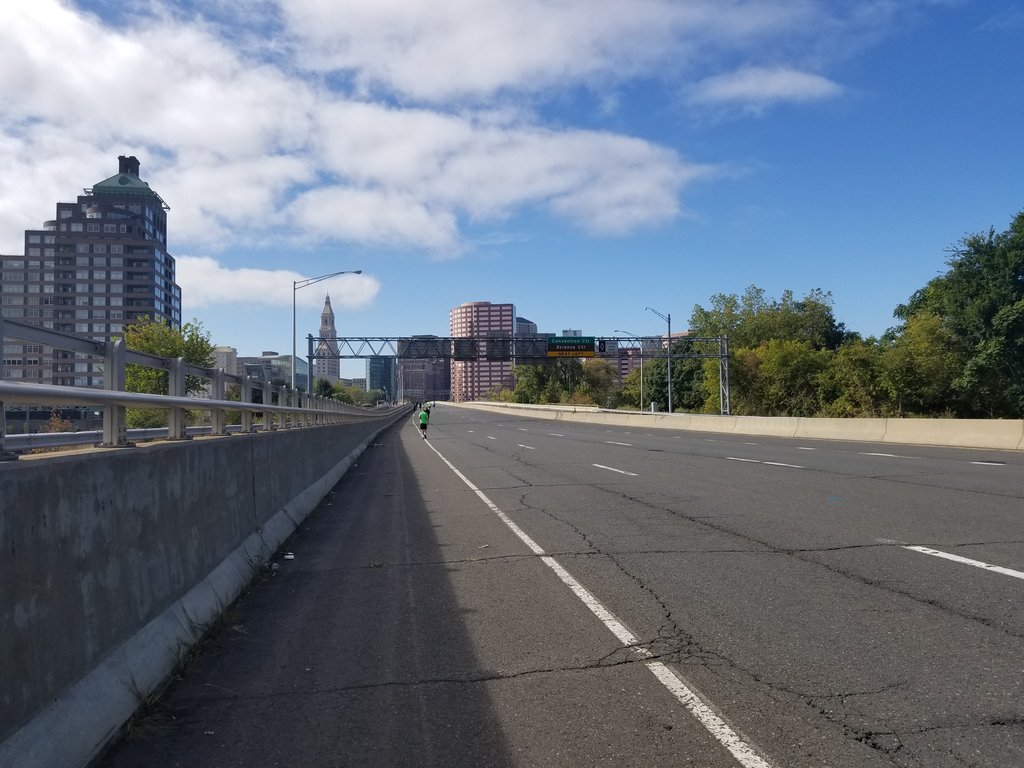 McBuckeyeAT's tweet photo. Hello darkness my old friend. Definitely in the pain cave now. 1 mile to go (at Mile 25.2) #runHartford #DonCanRun https://t.co/64T1WlwaMa