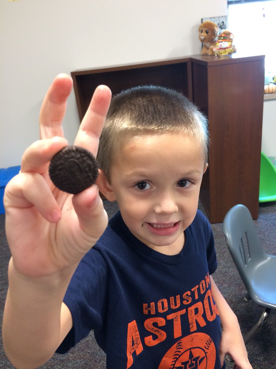 mrscardenas1's tweet photo. @DLE_Lions Ss continuing to find shapes in their snacks! #realworldconnections #weheartmath #mylittlemathematicians https://t.co/DwvL7tZNKf