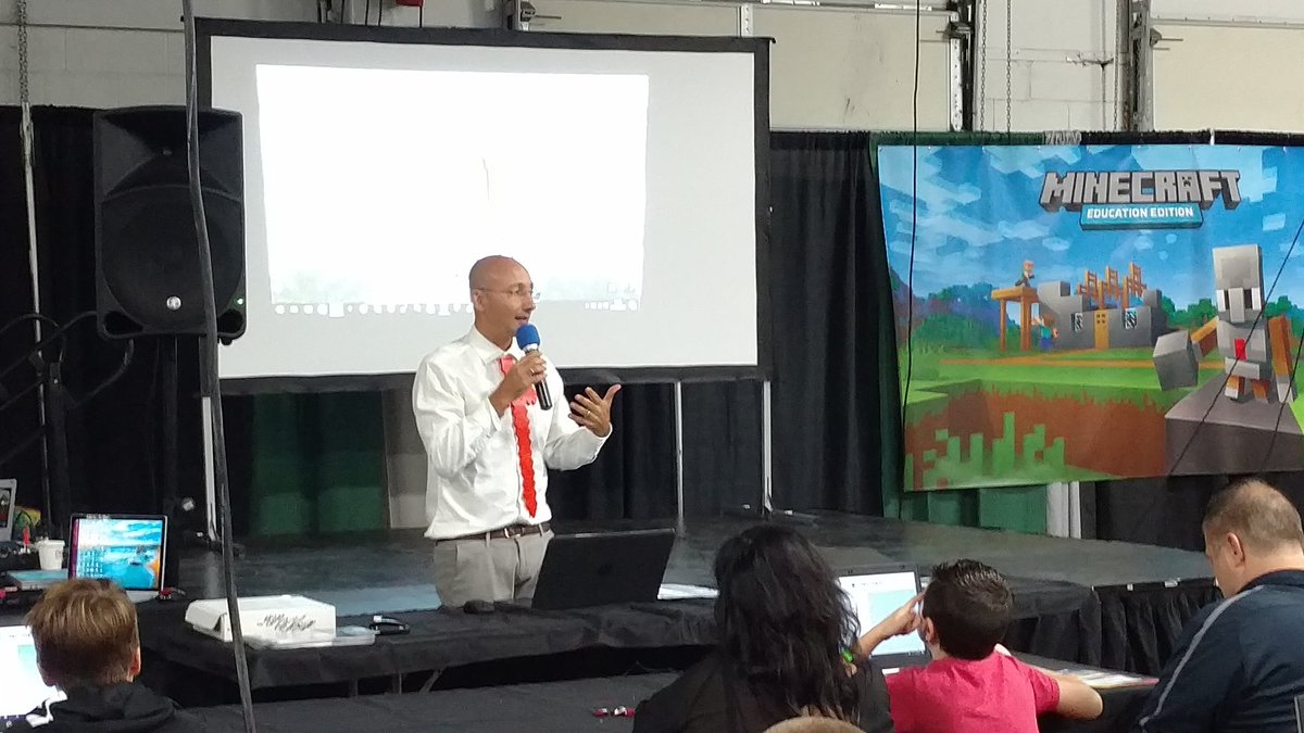 MGrundel's tweet photo. Great presentation by @MarcoVigelini - talking student creativity and art w/ @creatubbles mod and #MinecraftEdu at @minefaire https://t.co/kq3su485Xq