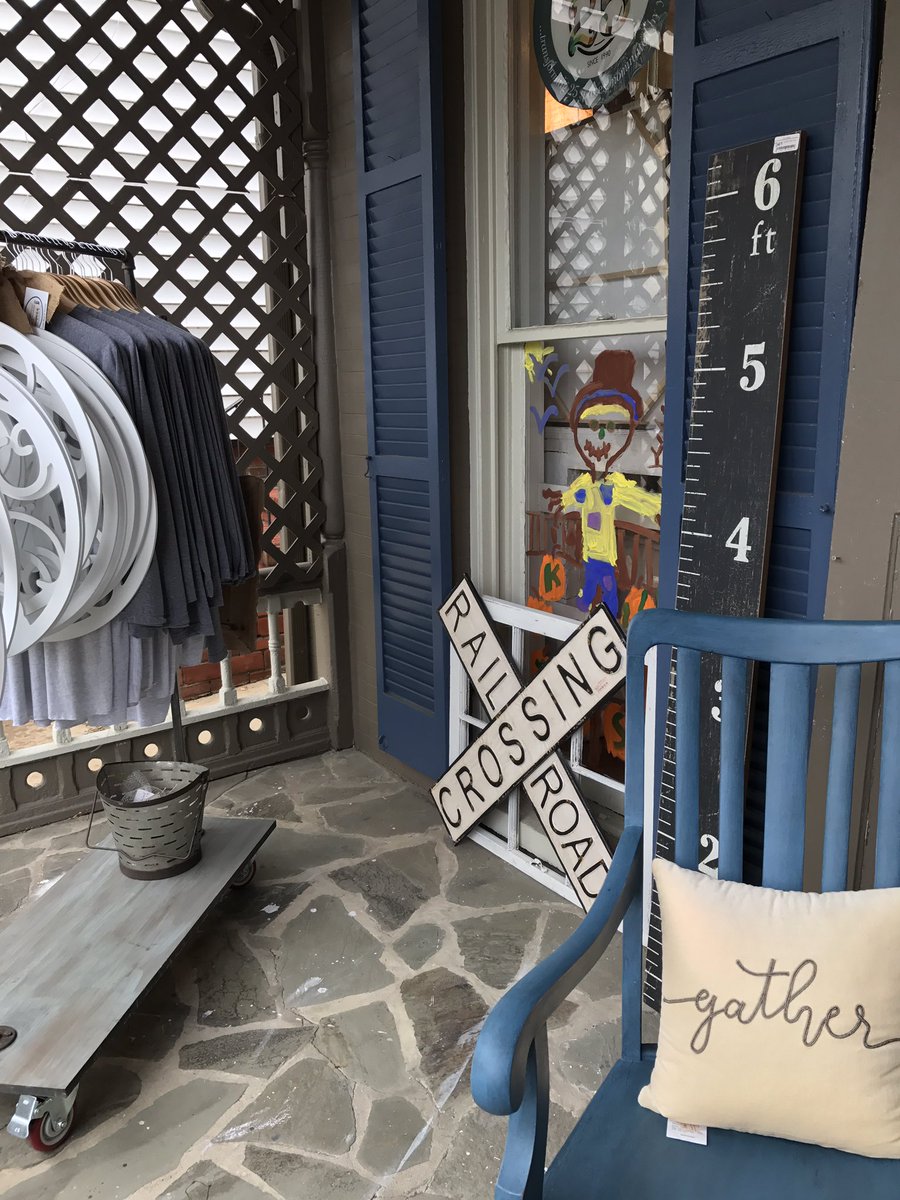 CTKiwanisClub's tweet photo. @shop_BVintage is so festive with their windows painted!! #kidsneedkiwanis #bekindwithkiwanis #StartCT #charlestownsocute https://t.co/6m9XdINuuq