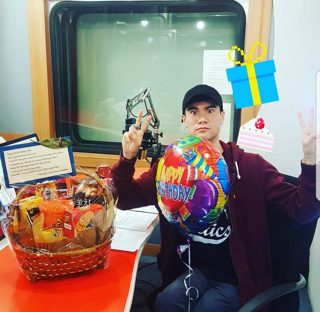 LUNAFLY_BR's tweet photo. Confira o nosso álbum "SAM - SUPER KPOP - Arirang Radio 2017"
Sam comemorando seu aniversário..... 
#LunaflyBrasil
https://t.co/a2bQpQafST https://t.co/c2T8Bu3LeC
