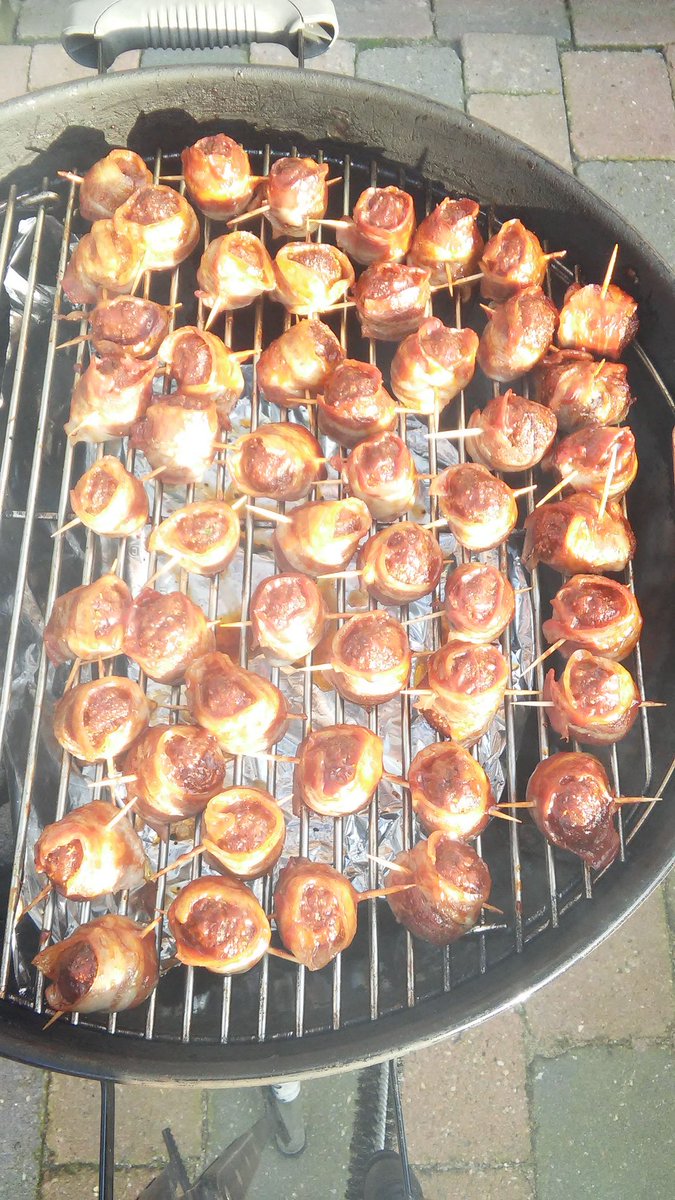 Ton_Schut's tweet photo. Vandaag lekker bezig geweest op de @weber @BBQ .. #monkballs en een #longhaas. Top👍 https://t.co/oqOGly3QJM
