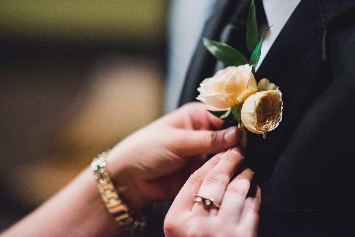 brideandblossom's tweet photo. A cream rose and greenery creates a handsome boutonniere for your groomsmen. @annaleemedia #oaktreecc #BrideandBlossomNYC #realBBweddings https://t.co/Z45NddaEGh