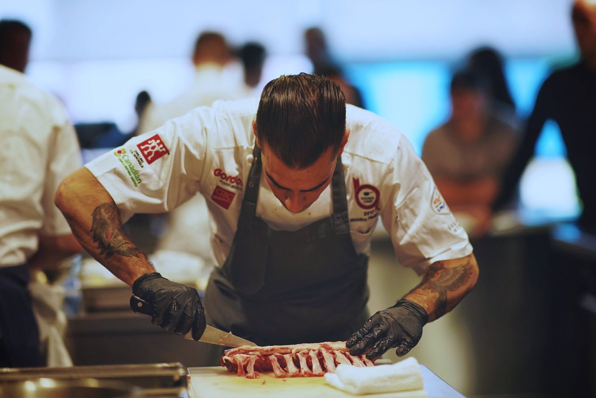 HawkScholarship's tweet photo. Chef @MassimoPiedimon of #LeMousso prepping his rack of lamb - the third of our secret black box ingredients. // #HYCS2017 https://t.co/82iTsDEmHZ