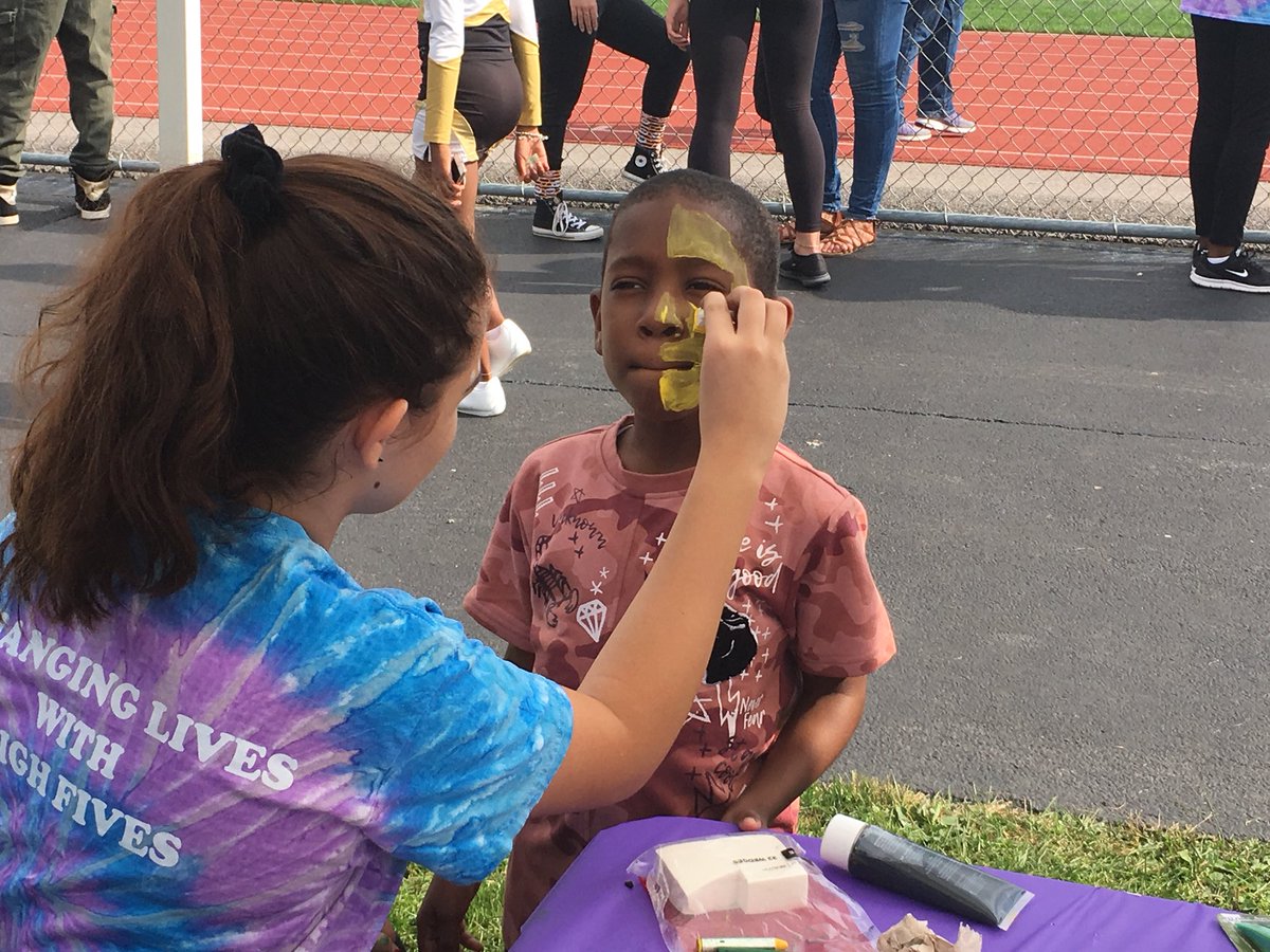 rhlinkcrew1718's tweet photo. Link Crew face painting!! 💚🙌🏼💛 #rhhomecoming2017 #RaHComets @BPattonRH @BoomerangPrjct https://t.co/29PowenF8C