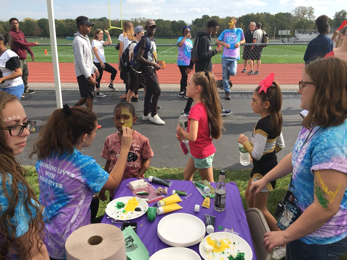 rhlinkcrew1718's tweet photo. Link Crew face painting!! 💚🙌🏼💛 #rhhomecoming2017 #RaHComets @BPattonRH @BoomerangPrjct https://t.co/29PowenF8C