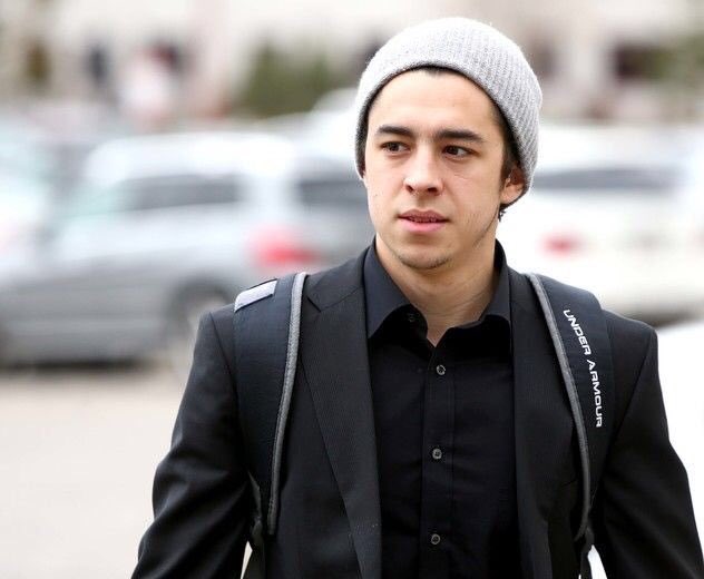 FlamesFanSad's tweet photo. Gully was so pissed off last night that he didn't even let the boys on the team plane so here I am STILL walkin to Vancouver #HeelToeExpress https://t.co/w4ED0Rtwcg