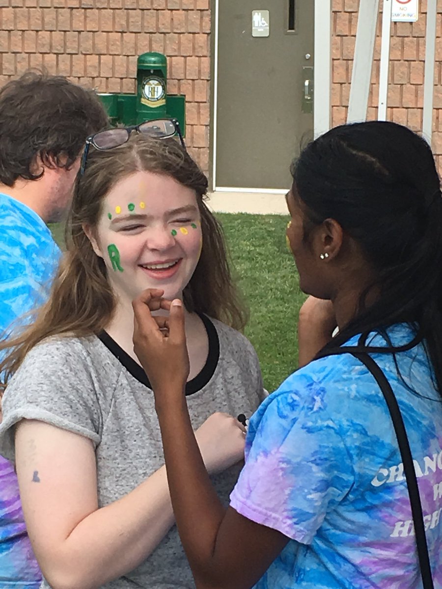 rhlinkcrew1718's tweet photo. Link Crew face painting!! 💚🙌🏼💛 #rhhomecoming2017 #RaHComets @BPattonRH @BoomerangPrjct https://t.co/29PowenF8C