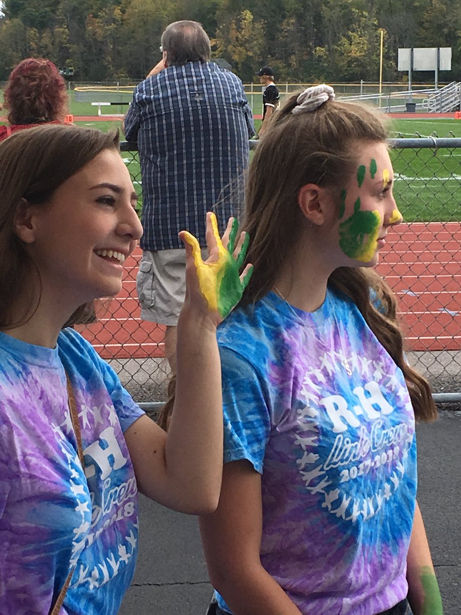 rhlinkcrew1718's tweet photo. Link Crew face painting!! 💚🙌🏼💛 #rhhomecoming2017 #RaHComets @BPattonRH @BoomerangPrjct https://t.co/29PowenF8C