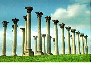 GrayLineToursDC's tweet photo. A city of many #landmarks, one of #WashingtonDC's most notable is the #NationalCapitolColumns at the #Arboretum https://t.co/DeehfUCyL2 https://t.co/TvMiXnNPJf