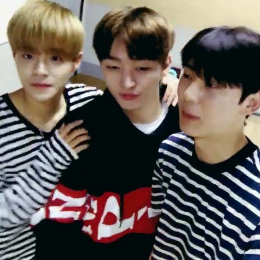 Yoonclothes's tweet photo. 꼼파뇨의
헤비 오버핏 블록 후드 블랙&amp;화이트
Price: 53,000원

#윤지성 #윤지성후드티 #윤지성옷
https://t.co/eqsAGxQRkC https://t.co/sOOJHzp98X https://t.co/w3lEWVIvp6