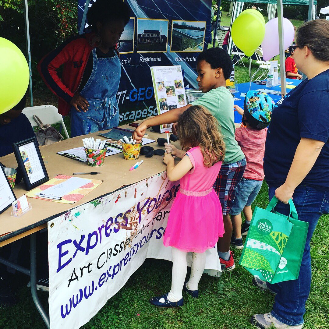 EYStudios2's tweet photo. #HappeningNow #Maplewood #GreenDay #Memorial #Park #sustainable #art #project with #ExpressYourselfStudios #rockpainting join us! #kids #family #SOMA #artschool #kidsartstudio #artparties #kidsart #maplewoodnj #springfieldave #millburnnj #southorangenj #shorthillsnj https://t.co/BaxXLnhlyQ