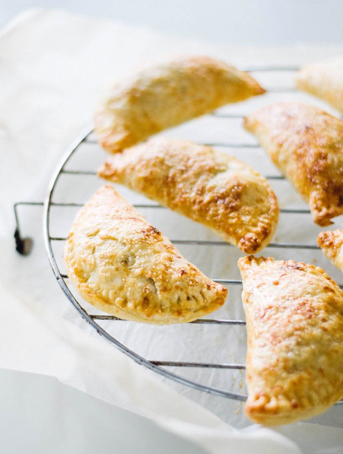 Celebrate #NationalDessertDay with Apple Gouda Hand Pies that are PERFECT for fall! liveeatlearn.com/apple-gouda-ha…