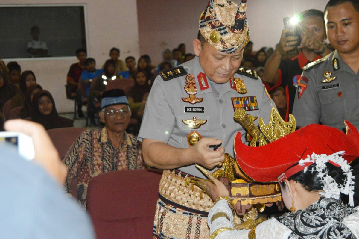 Dang Ike, Bak Selebriti Di Tulang Bawang dlvr.it/PvYpV1