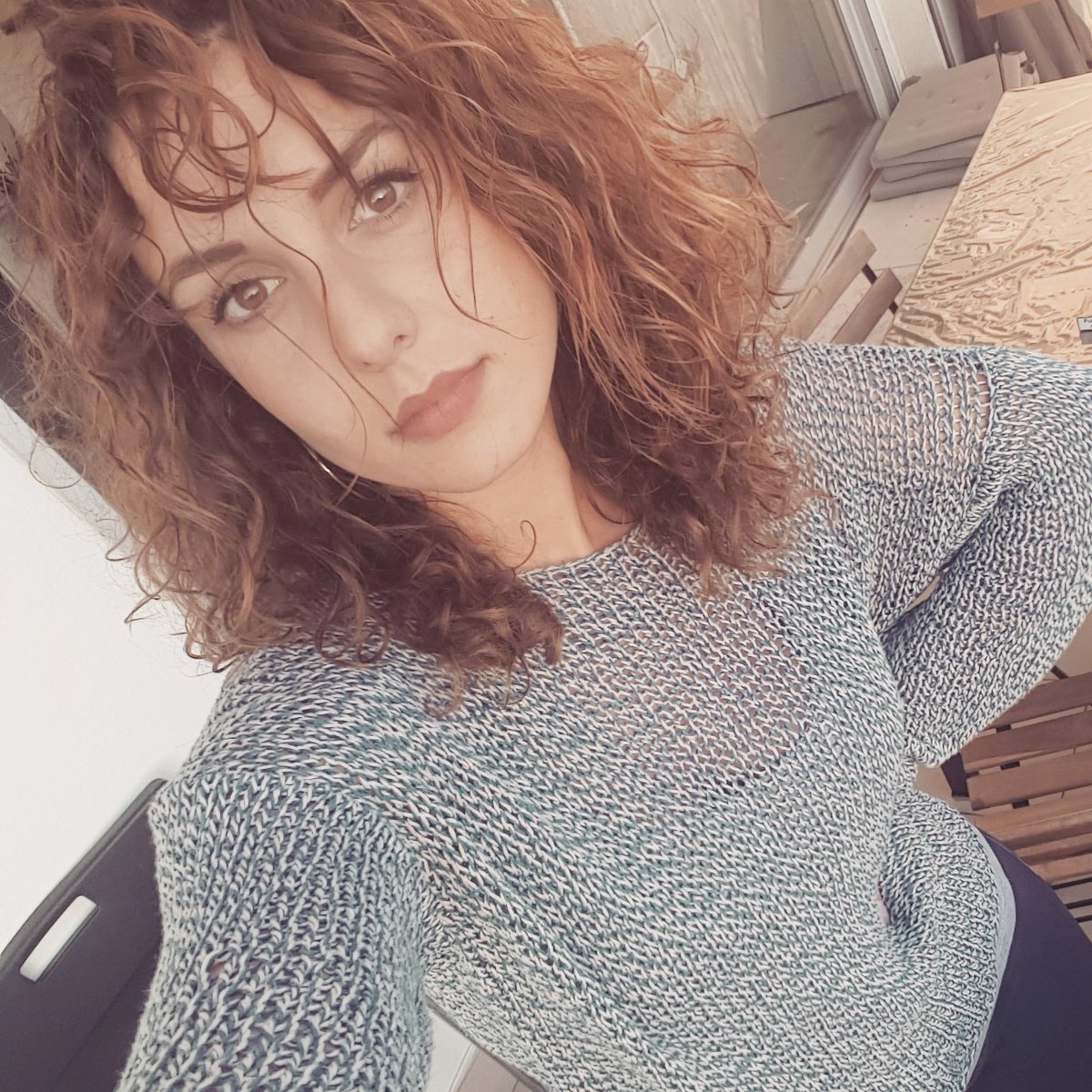 SoleneLevezo's tweet photo. "Je me manque un peu tous les jours qui passent, je me mens puis je m'efface." #unjouruneplume  #momentphilo #avecunselfie 🎈 https://t.co/W6SfmI6drD