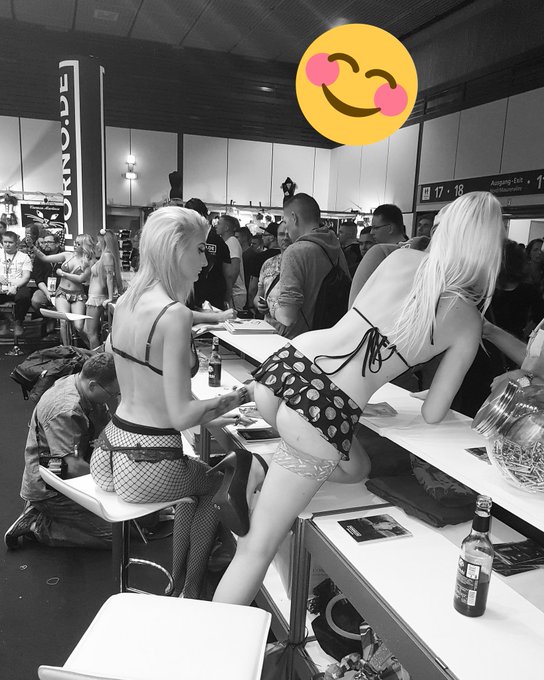 Schon sooo sp&auml;t und die #Venus ist immer noch rappel voll 😁 #prnde https://t.co/zKjCodbptO<a href="/tag/venus"class="tags">#Venus</a><a href="/tag/prnde"class="tags"><span>#prnde</span></a>