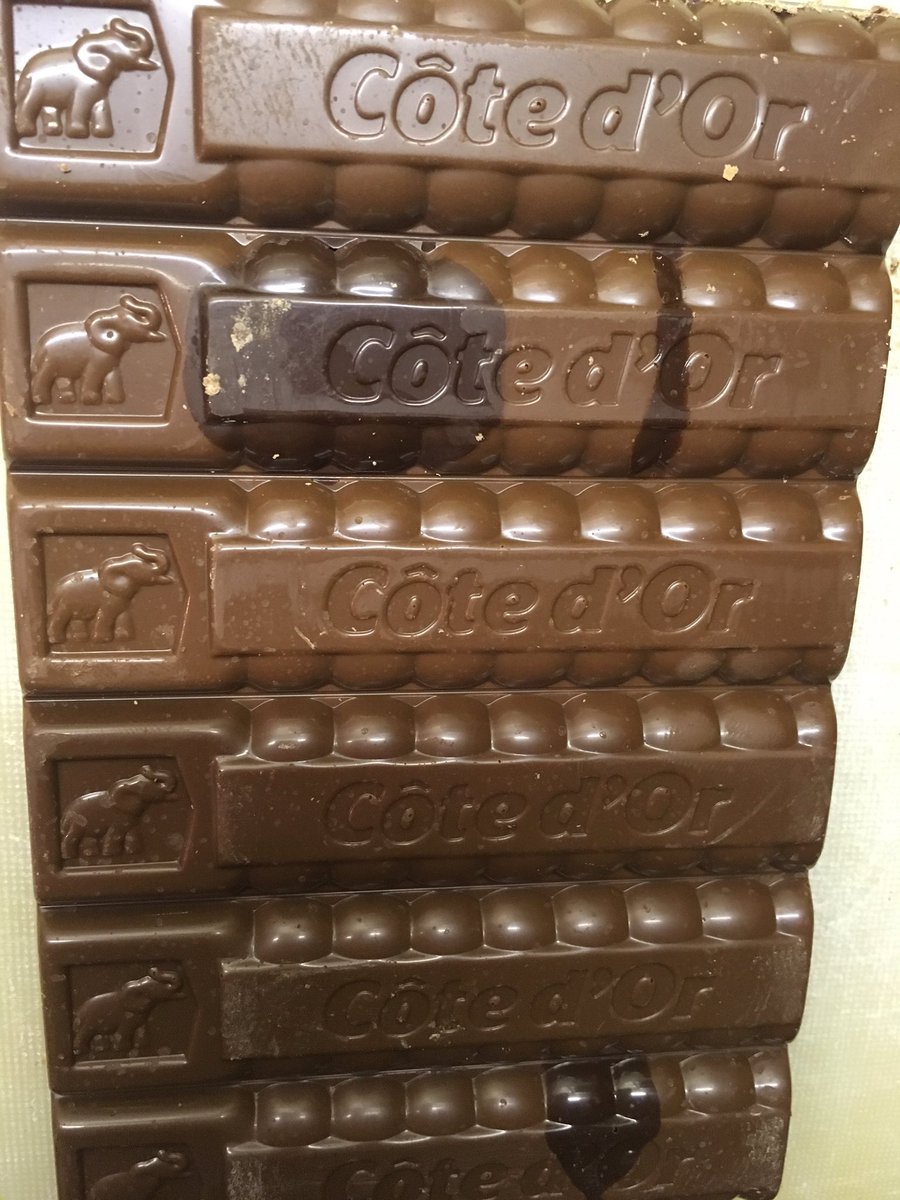 x_FLR's tweet photo. Hee @CotedorNL , dit kan natuurlijk niet... pure stukken in de orinigele melkchocolade... 🙊 🐘 https://t.co/Z0FduA0HUM