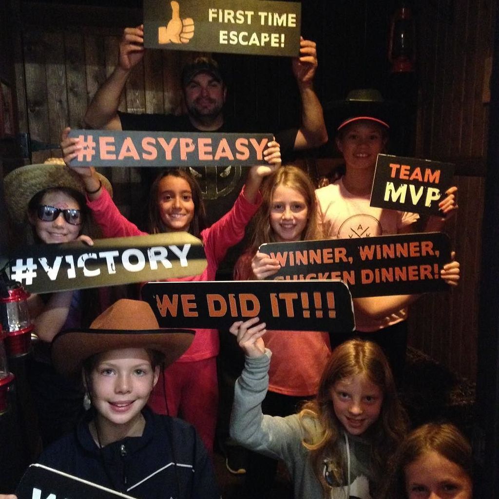 myst_minds's tweet photo. Our Moonshine Mile room completed by an incredible girls hockey team! #easypeasy #victory #winnerwinnerchickendinner #firsttimeescape #wedi… https://t.co/ugZ5vv1BtB