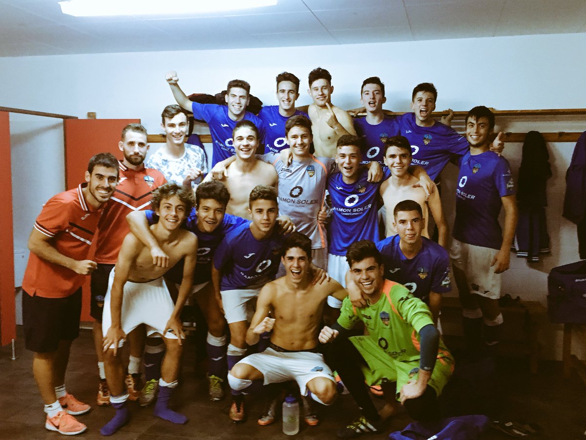 Lleida_Esportiu's tweet photo. 💪🏽💪🏽 Victòria del #juvenilB davant el líder de #preferent3 @CEMercantil que perd la imbatibilitat!!
#blausonfire https://t.co/dcNzUEg6Um