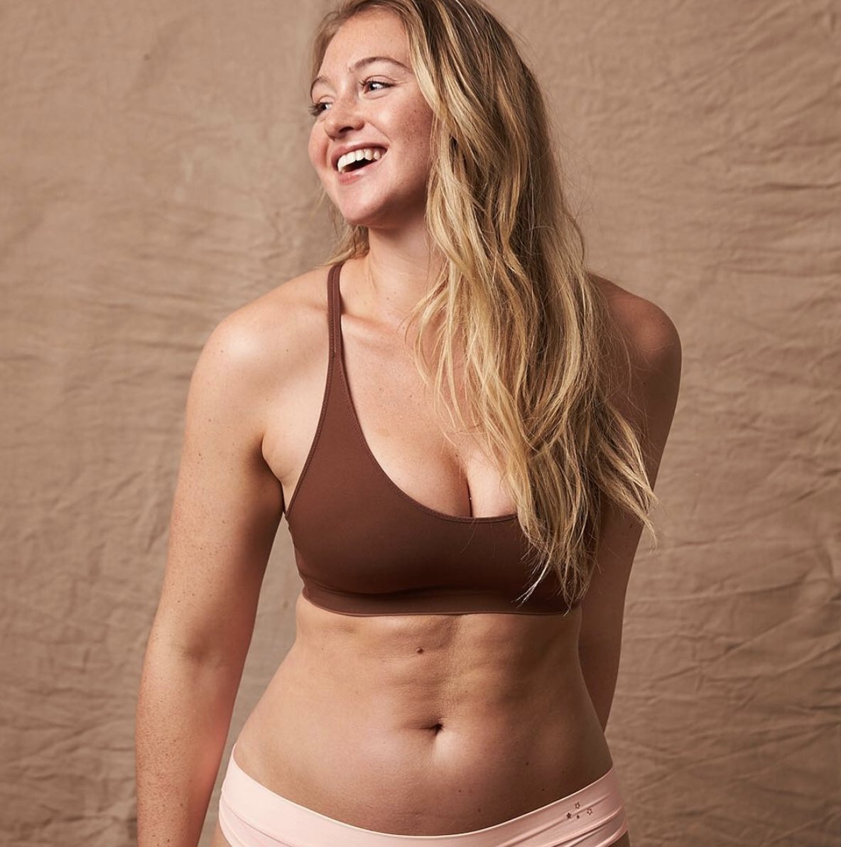 FoolClemFitz's tweet photo. @Forever21 Bye @Forever21 et bonjour @Aerie qui ne retouche pas et montre de VRAIS corps. #vergeture #cellulite #cicatrices
https://t.co/zwQLG2C8Td https://t.co/MyUaJ0xVrX