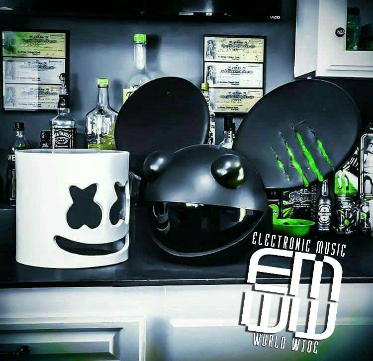 ElectronicMWW's tweet photo. Duelo! ¿A quién eligen?
#MarshMello vs #DeadMau5 #EMWW https://t.co/WVWMM0faQ7